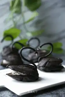 Black Swan Puff