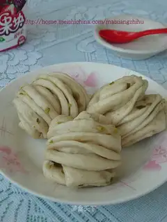 Scallion scented roll