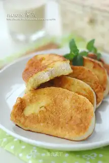 Golden steamed bun slices