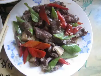 stir-fried beef slices with green and red peppers