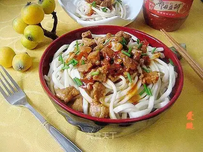 Spicy shredded pork mixed with cold noodles