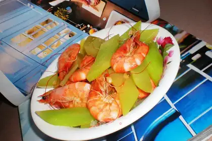 Fresh shrimp and lettuce slices
