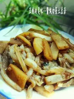 Stewed cabbage and potato chips in soy sauce