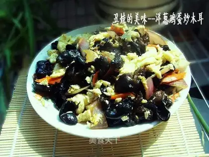 Scrambled fungus with onions and eggs