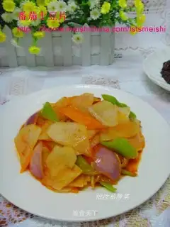 Tomato and potato chips