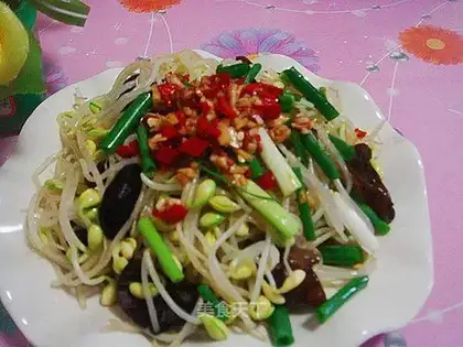 Black fungus mixed with bean sprouts