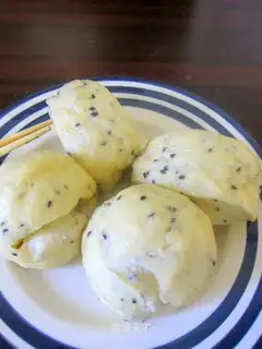 milk-scented sesame steamed buns