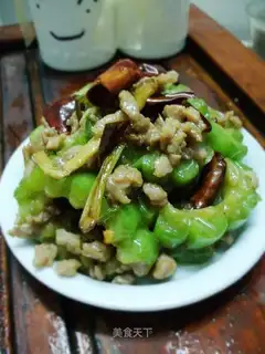 Dry stir-fried minced pork and bitter gourd