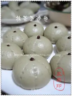 Matcha bean paste bun