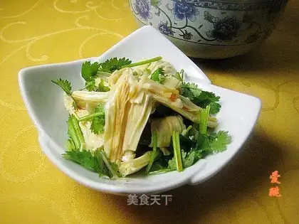 Red oil coriander mixed with tofu bamboo