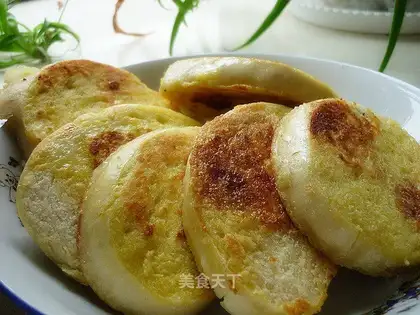 Golden steamed bun slices