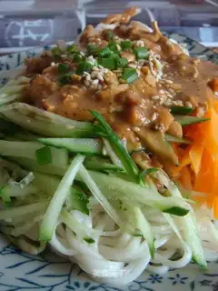 Cold noodles with shredded chicken in sesame sauce