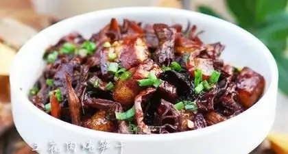 Stewed pork belly with dried bamboo shoots