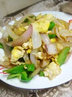 Scrambled eggs with vegetable pepper and onion