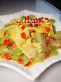 Scrambled eggs with chopped pepper and loofah