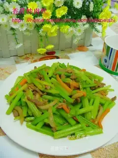 stir-fried shredded pork with parsley