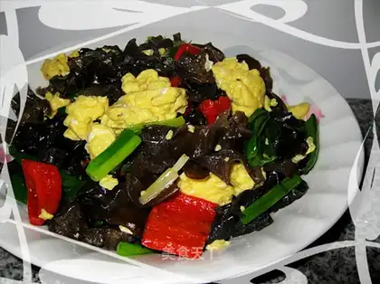 Scrambled eggs with fungus and double pepper