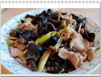 Stir fried pork slices with fungus