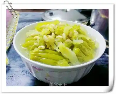 Pickled cabbage and bitter gourd pork knuckle soup