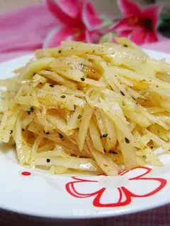 Shredded potatoes with salad