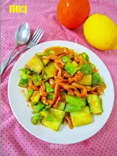 Shredded pork with cucumber in tomato sauce