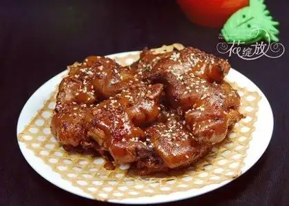 Fragrant and spicy pork knuckles