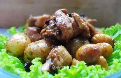 Roasted chicken nuggets with chestnuts and potatoes
