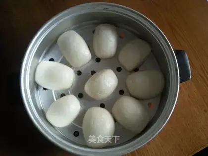 Knife cutting steamed buns