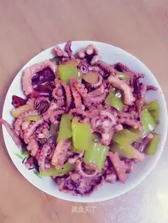 Eight pieces of green pepper