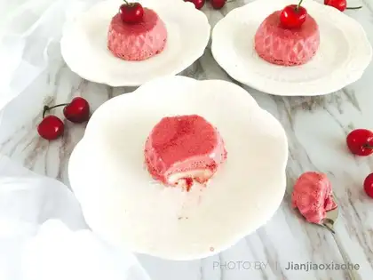 Pink pudding cake