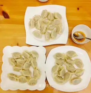 A white radish with three fresh dumplings