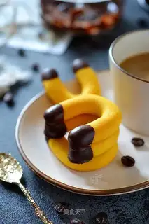 Horse hoof and egg yellow cookies