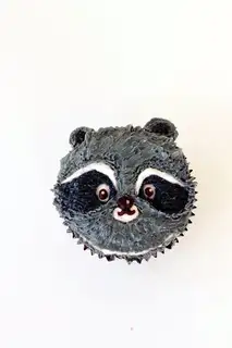 The raccoon paints a stereocake