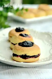 Blueberry sauce scon