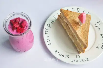 Red sugar egg sandwich