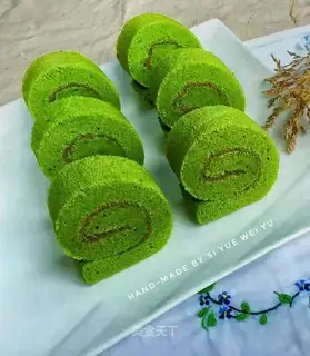 A spinach mud cake roll