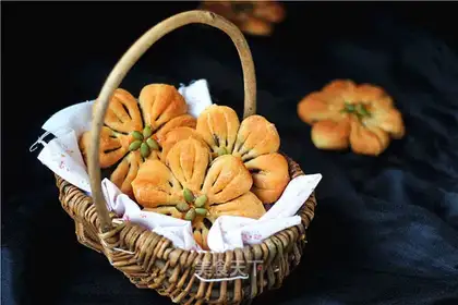 Peach buns of gravy