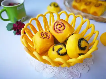 Flower baskets and bread