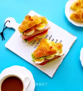 A cheesy sandwich