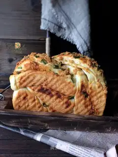 Onion pine toast