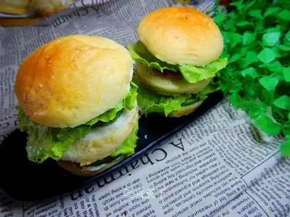 Piggy burgers, lettuce