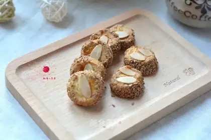 Sesame almonds