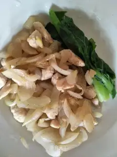 Onion fried chicken breasts