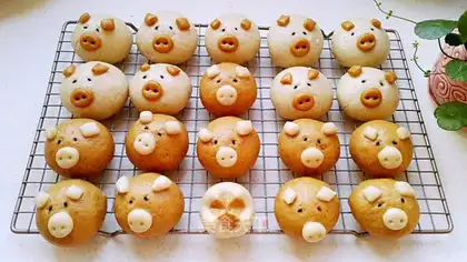 Two-coloured pig buns