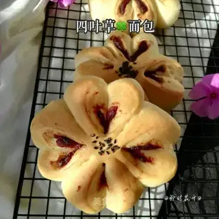 Four-leaf grass bread