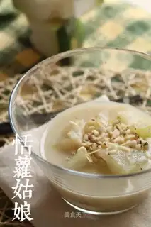 White soup, shrimp, melon