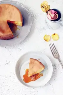 Honey-flowing dented cake