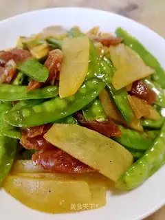 Potato sausage fried Dutch beans