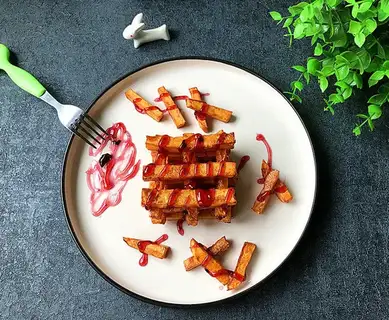 Blueberry sauce with red fries