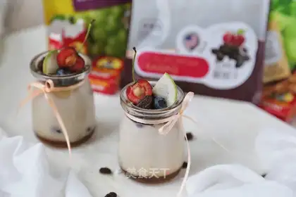 Strawberry raisin pudding